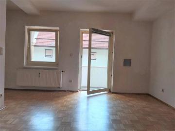 Zentrale 2 Zimmer Wohnung mit Küchenblock und Balkon in...