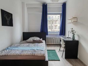 Zimmer in einer 8 Zimmer WG in Berlin zu vermieten