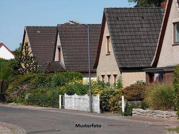 Zwei Einfamilienhäuser, davon eines mit Einliegerwohnung