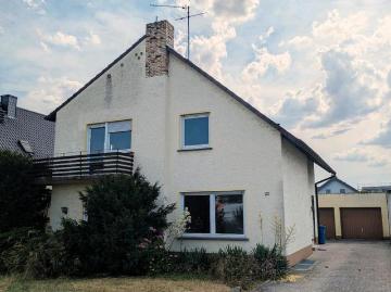 Zwei Familienhaus mit Doppelgarage und großem Grundstück