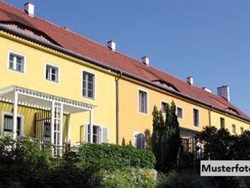 Zweifamilienhaus mit Terrasse und Nebengebäude