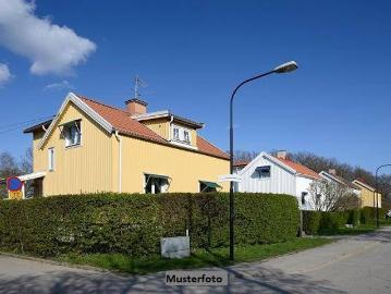 Zweifamilienhaus mit Garage, Wirtschaftsgebäude und...