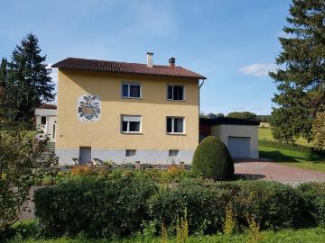 Zweifamilienhaus in Alleinlage mit 2 Garagen + KFZ...