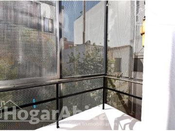 Acogedor, reformado y exterior, con balcón y ascensor,...