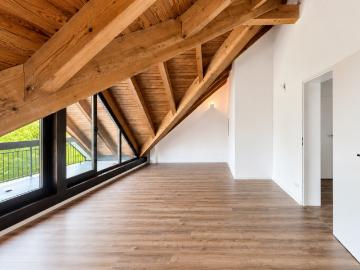 AIGNER Dachgeschosswohnung mit Süd Balkon in zentraler...
