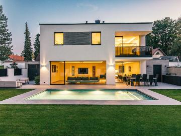 AIGNER Luxuriöse Villa in ruhiger Lage mit Wellnessbereich