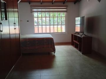 ALQUILER AMPLIA HABITACIÓN