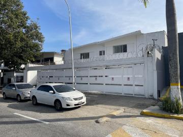 Alquilo Casa Comercial en Chuao / 980m2