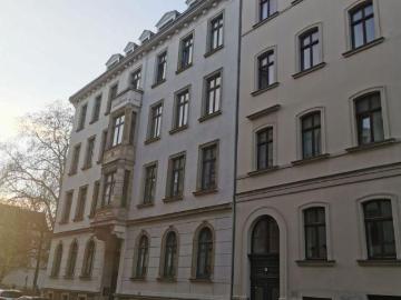 Altbaucharme, Balkon und Einbauküche! Tolle Single...