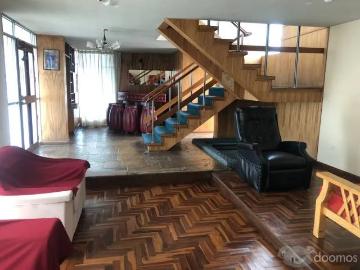 Amplia Casa con Dos Departamentos en Venta en La Mejor...