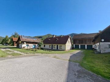 Anwesen mit insges. 23.600m² Fläche, 2 Wohnhäuser,...