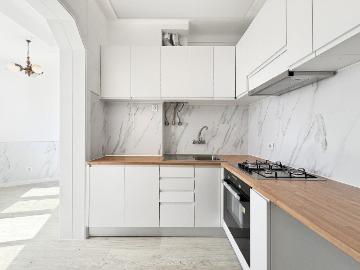 Apartamento T1 Totalmente Remodelado com 2 WC e Vista de...