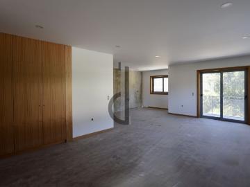 Apartamento T2+1 com 3 frentes e varandas Junto ao Picoto