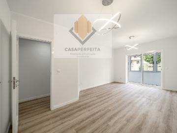 Apartamento T2+1 Totalmente Renovado com Varanda, Jardim...