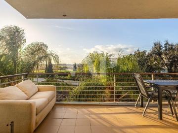 Apartamento T2 com Piscina, Garagem e Vista Golfe em...