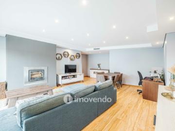 Apartamento T2 moderno, com garagem e varanda, no Milharado