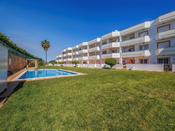 Apartamento tres quartos com piscina comum e dois...