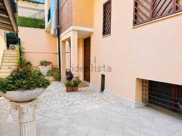 Appartamento in vendita di 79 m² in Via di Fontana Candida