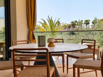 Appartement contemporain avec terrasse et piscine
