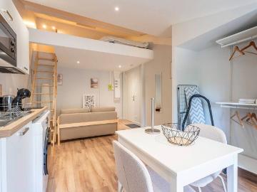 Appartement avec mezzanine entièrement refait à neuf et...
