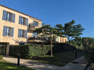 APPARTEMENT DERNIER ETAGE VUE DEGAGEE AVEC TERRASSE piscine