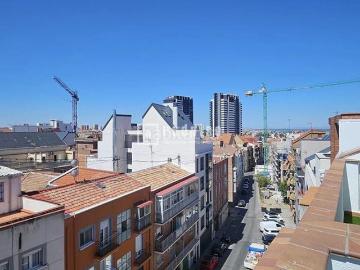 Ático en venta en Madrid, Valdeacederas. Ático con...