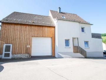 Saniertes Einfamilienhaus plus vielseitig nutzbare Lager...