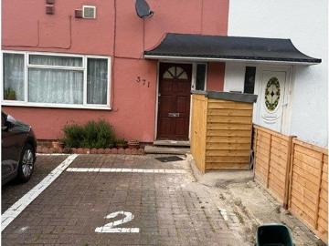 Bath Road, Hounslow TW4, 2 bed flat to rent, £1,900 pcm...