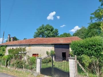 Beau potentiel pour ce traditionnel corps de ferme, à...