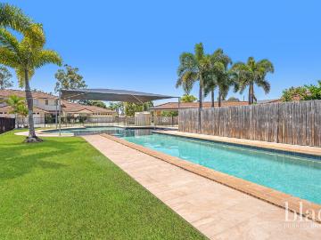Beautiful 3 Bedroom Townhouse with Spacious Yard &...