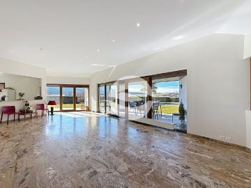 Beautiful and spacious contemporary villa, with...
