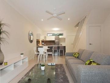 Beautifully Designed Townhouse for Rent in Brighton –...