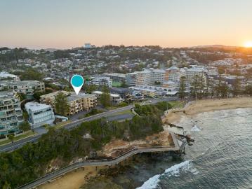 Beautifully Presented & Perfectly Positioned Oceanfront...