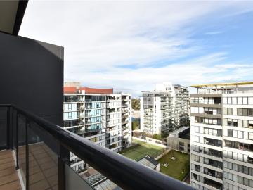 Bright and Spacious One Bedroom on Wells Street!