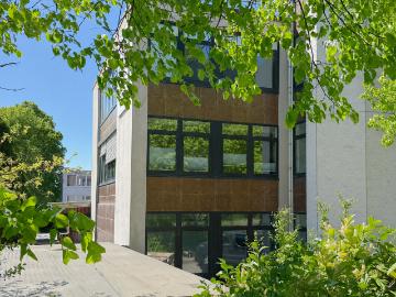 Büro und Hallenkomplex an der B7