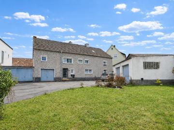 Ca. 306 m² großes Zweifamilienhaus mit viel Potenzial, 6...