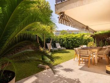 CANNES/MONTROSE. SUPERBE APPARTEMENT AVEC GRAND JARDIN
