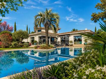 CABRIES VILLA CONTEMPORAINE 330M2 PISCINE GARAGE 4000M2...
