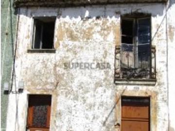 Casa de aldeia para recuperar com + 100m2 área bruta