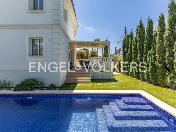 Casa en venta en Castelldefels, Baixador. Elegancia y...