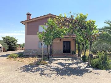 Casa en venta en Logroño, Avenida Madrid. FINCA RUSTICA...