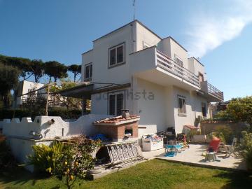 Case e ville in vendita di 155 m² in Viale del Pesco, 26