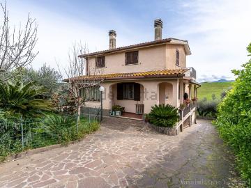 Case e ville in vendita di 201 m² in Via Montaguto