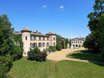 Château du XIVe siècle, remaniée au XVIIIe, sur un parc...