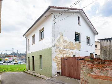 Chalet en venta en Llanera. Casa a reformar en Lugo de...