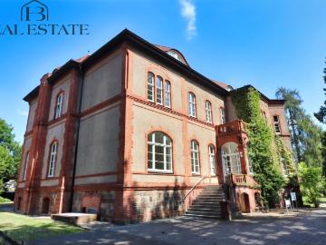 CHARAKTER. GESCHICHTE. SUBSTANZ FIRMENSITZ UND...