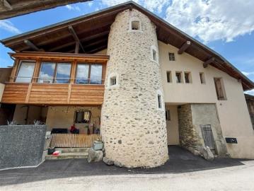 Dorfhaus mit drei Wohnhäusern in Savièse