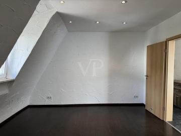 Charmante Altbauwohnung mit EBK, kleiner Terrasse & PKW...