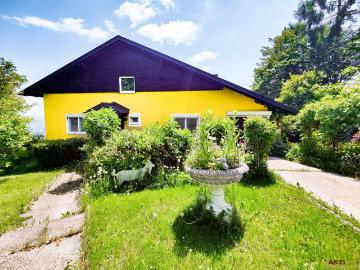Charmantes Haus in erhöhter Lage mit Weitblick und Potenzial