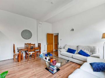 Charming ground floor apartment with communal gardens in...
